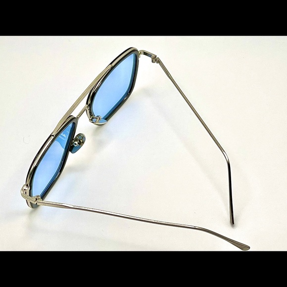Unisex - Large Frame Metallic Sunglasses 
Very stylish & Chic - Picture 2 of 3